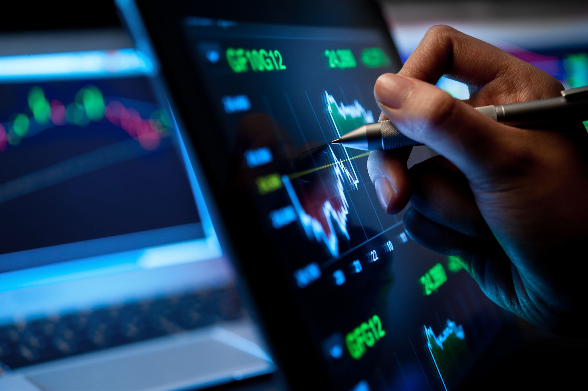 Person-analyzing-market-on-laptop