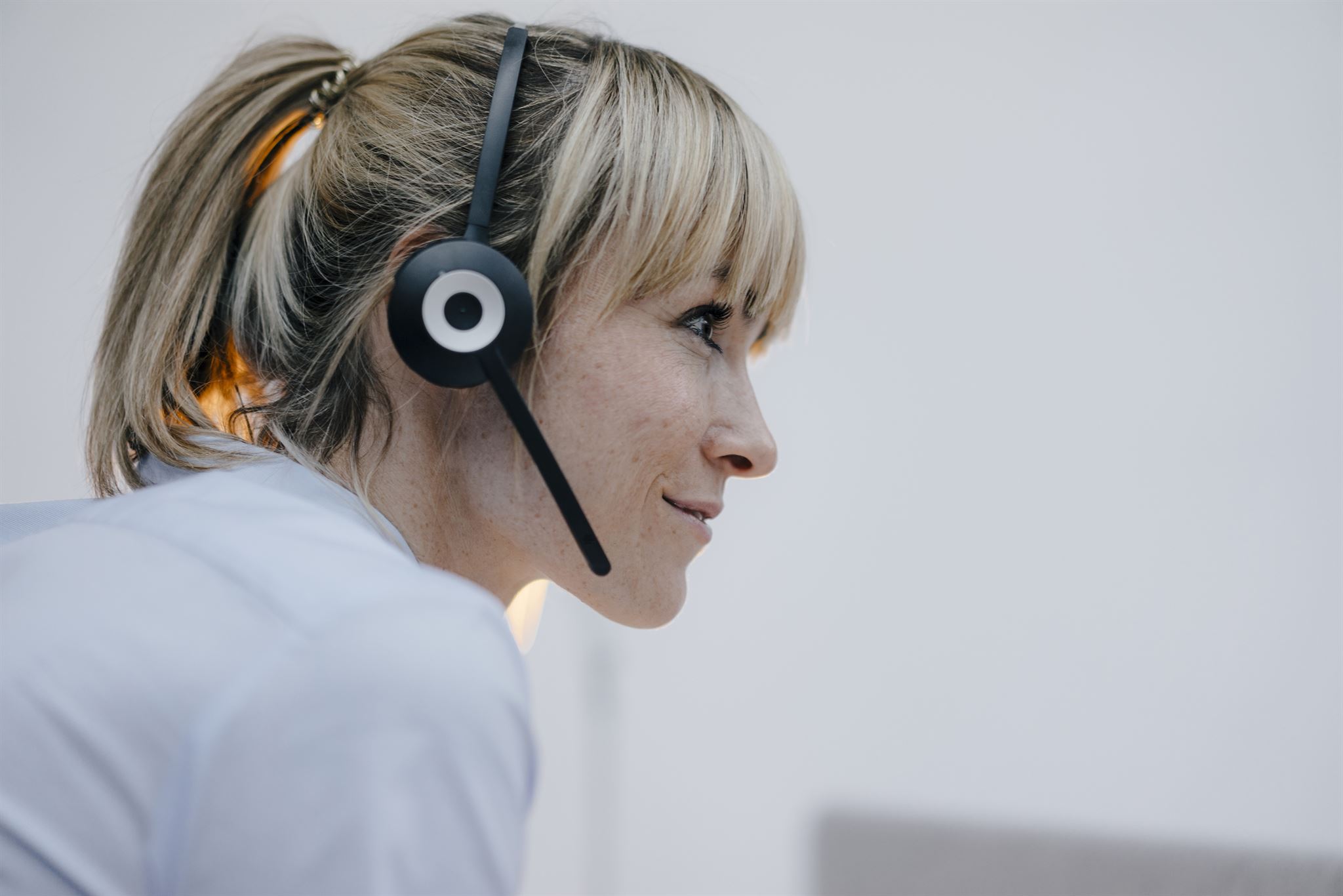 Woman-wearing-headphones